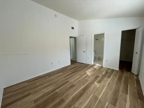 6255 Kendale Lakes Creek Miami FL 33183