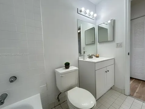 6255 Kendale Lakes Creek Miami FL 33183
