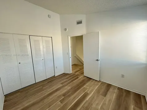 6255 Kendale Lakes Creek Miami FL 33183