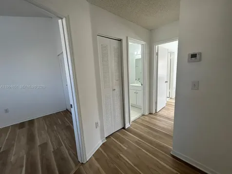 6255 Kendale Lakes Creek Miami FL 33183