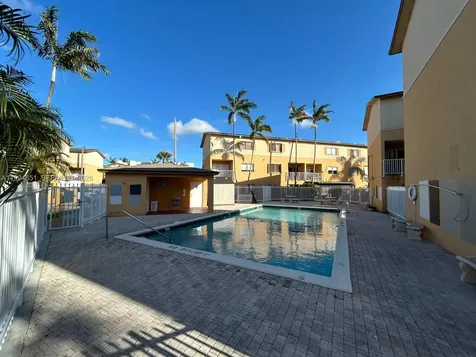 6255 Kendale Lakes Creek Miami FL 33183