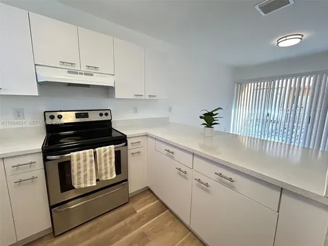 6255 Kendale Lakes Creek Miami FL 33183
