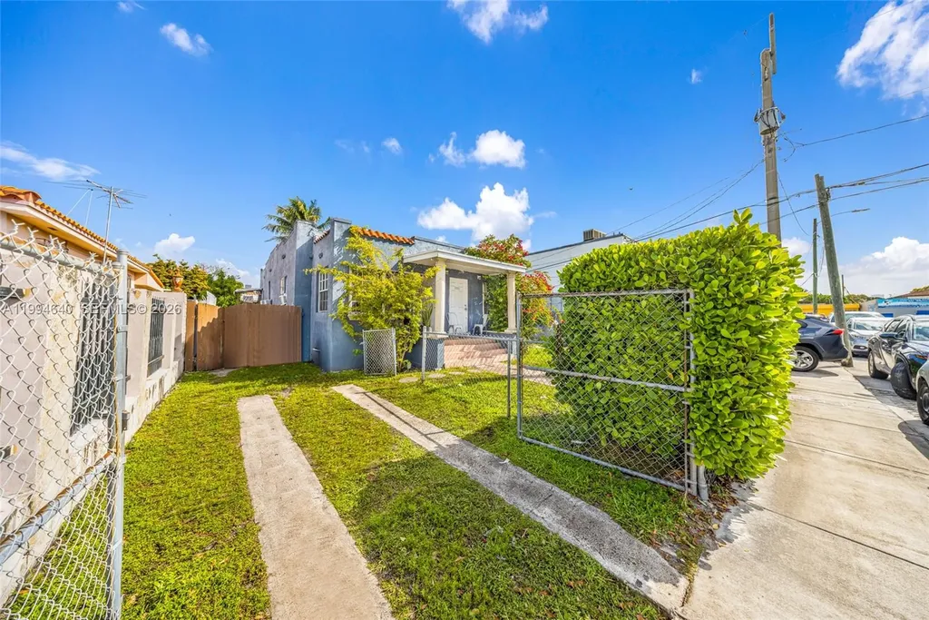 2223 NW 3rd Street Miami FL 33125