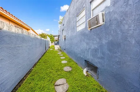 2223 NW 3rd Street Miami FL 33125