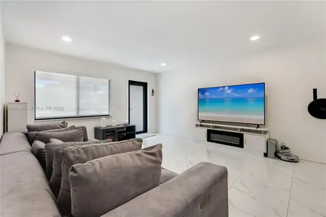 5635 Pierce Street Hollywood FL 33021