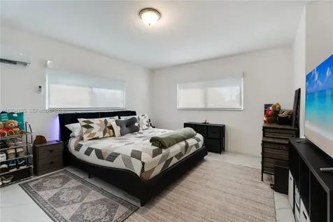 5635 Pierce Street Hollywood FL 33021