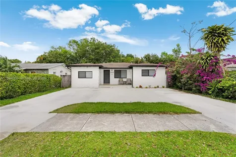 5635 Pierce Street Hollywood FL 33021