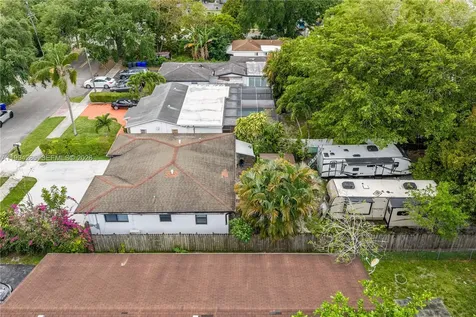 5635 Pierce Street Hollywood FL 33021