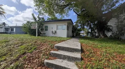 2071 NE 169th Street North Miami Beach FL 33162