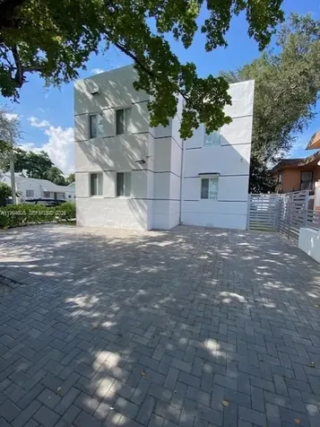 835 SW 8th Avenue Miami FL 33130