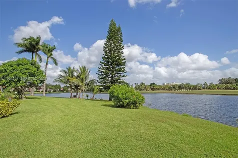 524 Village Lake Drive Weston FL 33326