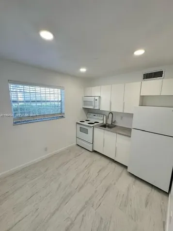30 SE 4th Avenue Hallandale Beach FL 33009