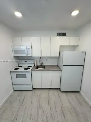 30 SE 4th Avenue Hallandale Beach FL 33009
