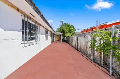361 E 39th Street Hialeah FL 33013