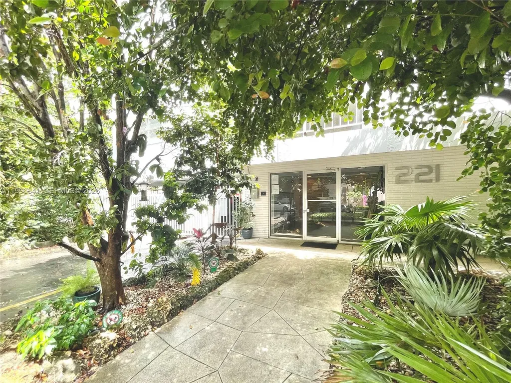 221 Meridian Avenue Miami Beach FL 33139