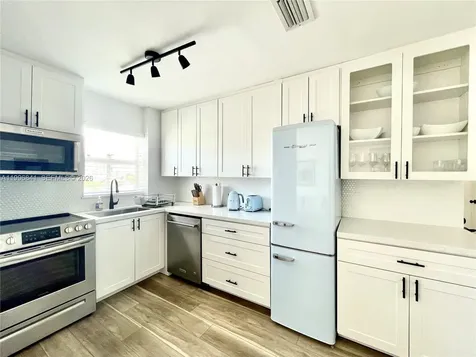 221 Meridian Avenue Miami Beach FL 33139