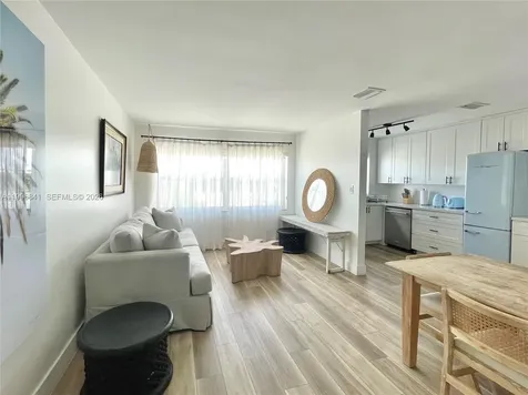 221 Meridian Avenue Miami Beach FL 33139