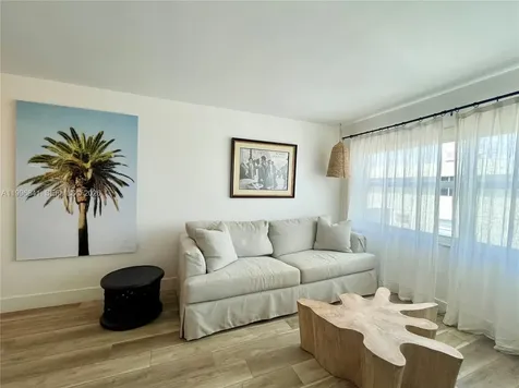 221 Meridian Avenue Miami Beach FL 33139