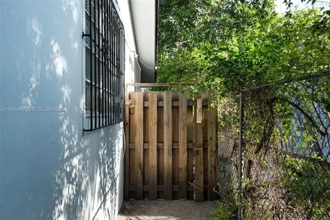 1519 NW 40th Street Miami FL 33142