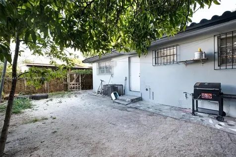 1519 NW 40th Street Miami FL 33142