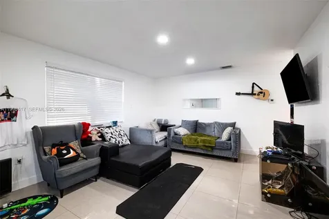 1519 NW 40th Street Miami FL 33142