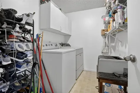 9481 Oak Grove Circle Davie FL 33328