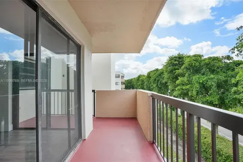 995 SW 84th Avenue Miami FL 33144