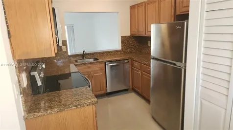 210 E Palm Circle E Pembroke Pines FL 33025
