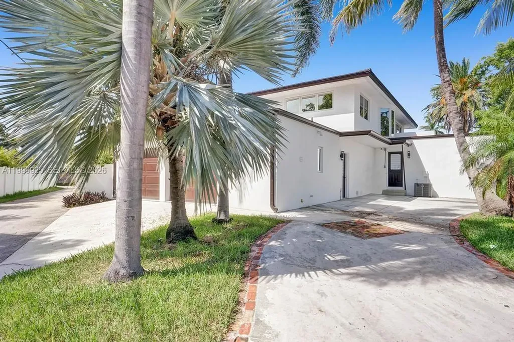 911 N Northlake Drive Hollywood FL 33019