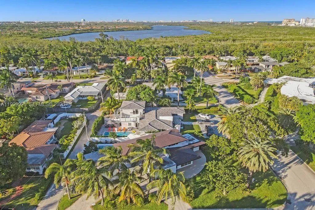 911 N Northlake Drive Hollywood FL 33019