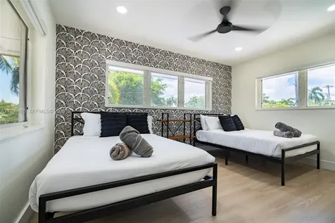 911 N Northlake Drive Hollywood FL 33019