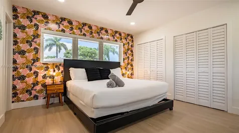 911 N Northlake Drive Hollywood FL 33019