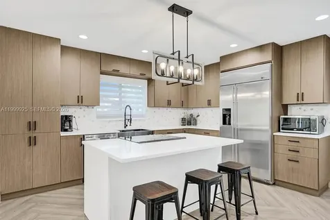 911 N Northlake Drive Hollywood FL 33019