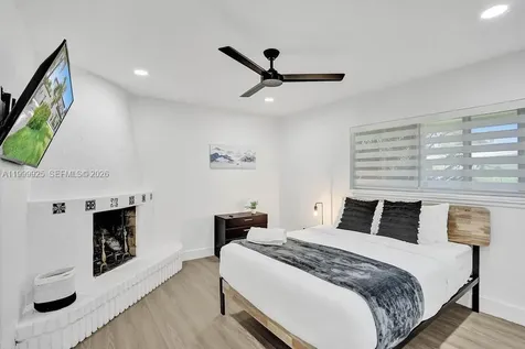 911 N Northlake Drive Hollywood FL 33019