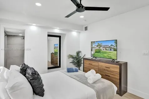 911 N Northlake Drive Hollywood FL 33019