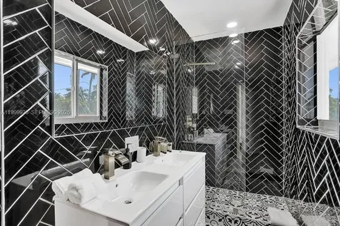 911 N Northlake Drive Hollywood FL 33019