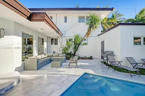 911 N Northlake Drive Hollywood FL 33019