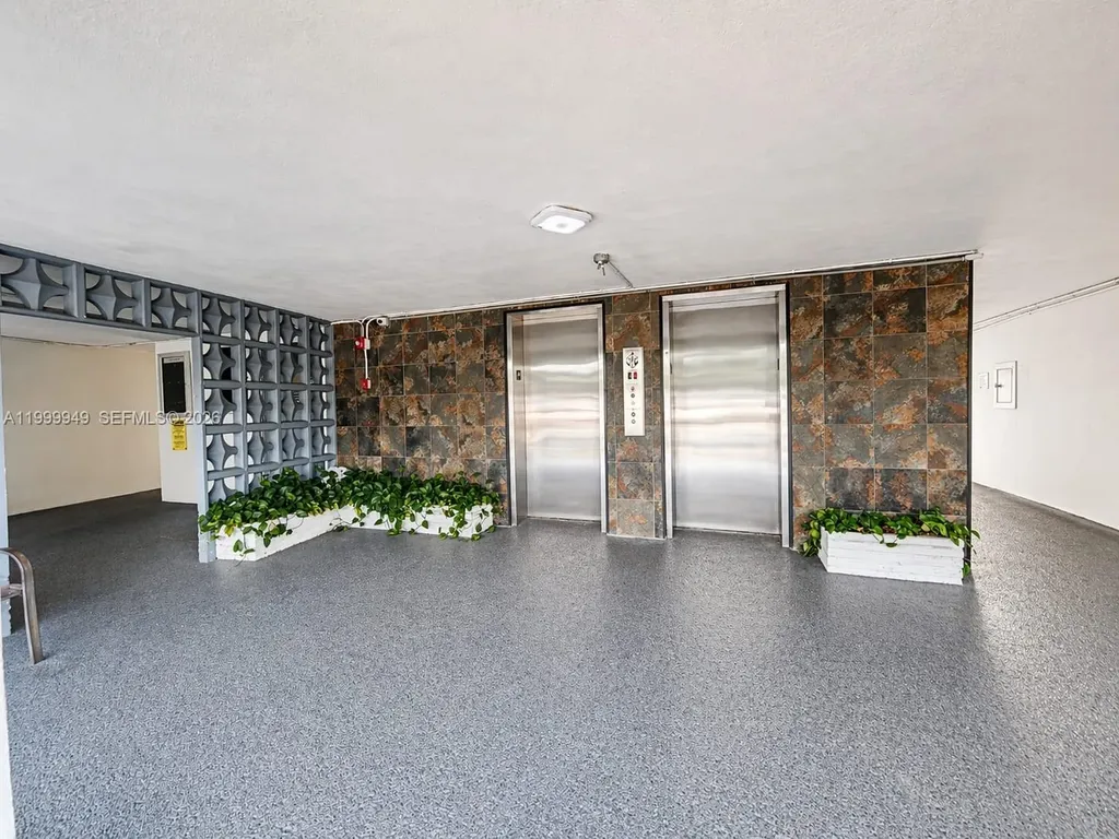 950 Hillcrest Drive Hollywood FL 33021