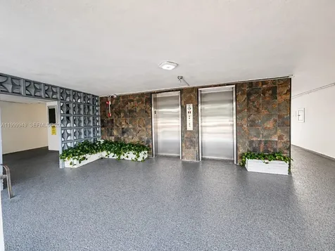 950 Hillcrest Drive Hollywood FL 33021
