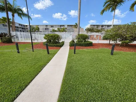 950 Hillcrest Drive Hollywood FL 33021