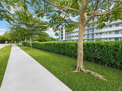 950 Hillcrest Drive Hollywood FL 33021