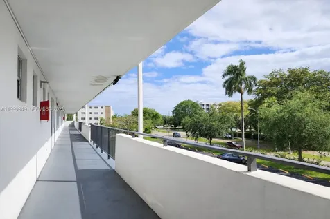 950 Hillcrest Drive Hollywood FL 33021