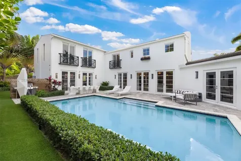 2887 Pine Tree Drive Miami Beach FL 33140