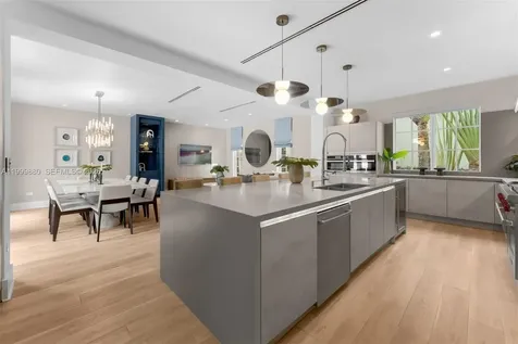 2887 Pine Tree Drive Miami Beach FL 33140
