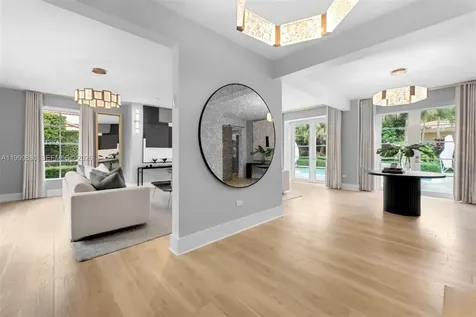 2887 Pine Tree Drive Miami Beach FL 33140