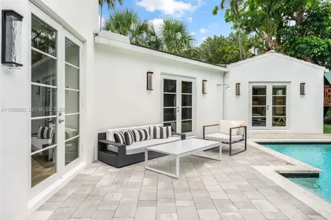 2887 Pine Tree Drive Miami Beach FL 33140