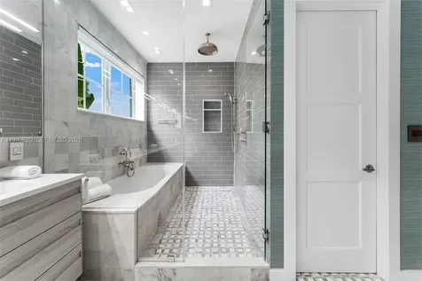 2887 Pine Tree Drive Miami Beach FL 33140