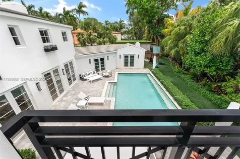 2887 Pine Tree Drive Miami Beach FL 33140