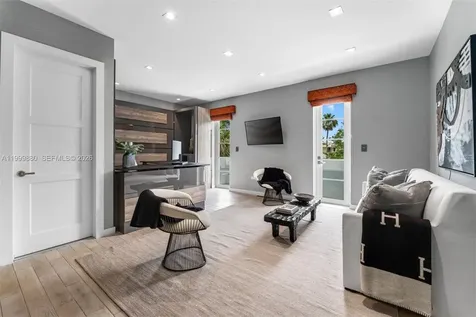 2887 Pine Tree Drive Miami Beach FL 33140