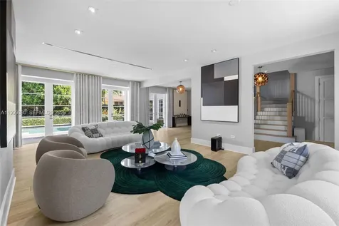 2887 Pine Tree Drive Miami Beach FL 33140